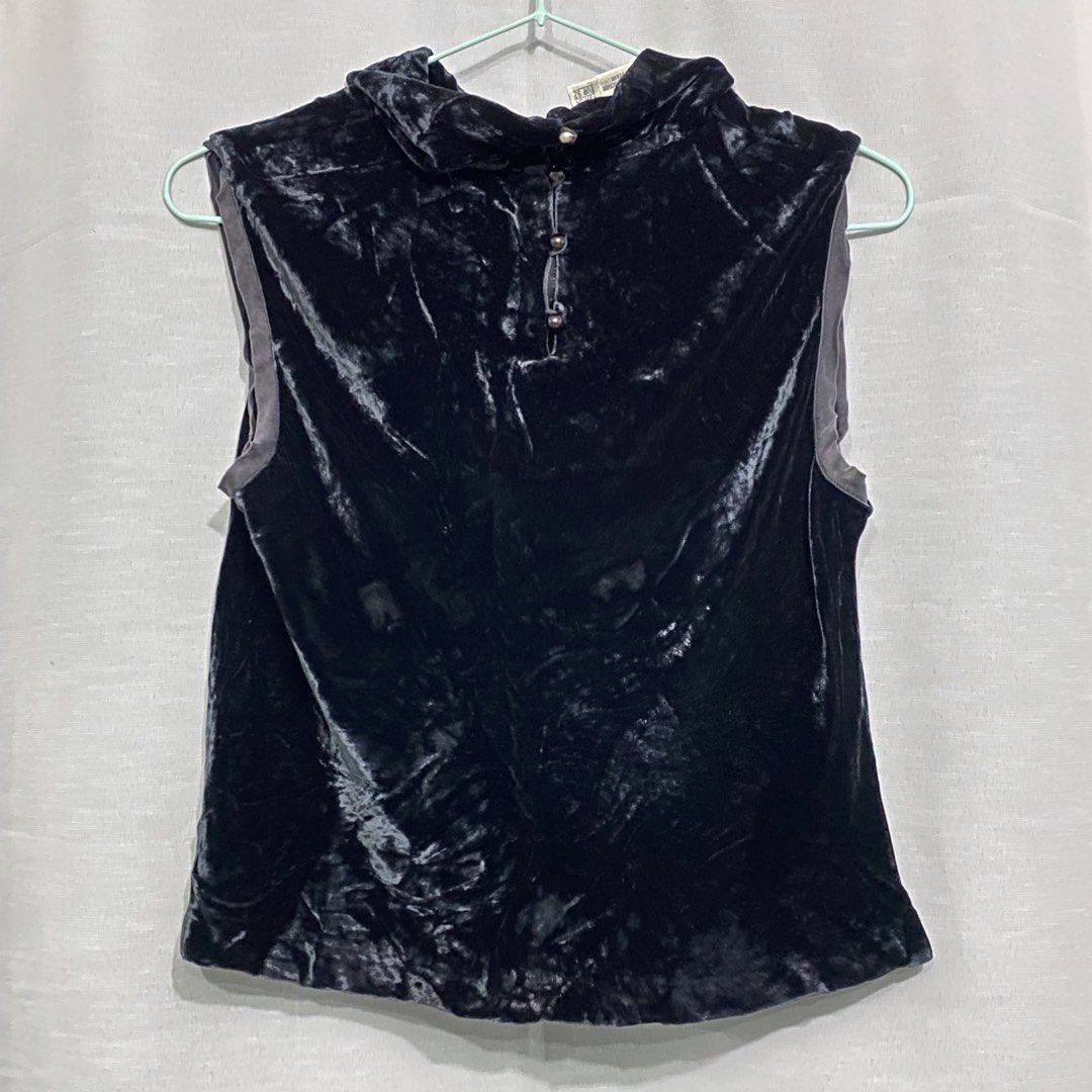 Black Velvet Sleeveless Top (Category: Sleeveless) located in Cainta. Submitted by rmavg (Listing ID 1460088850, Image 1). Description: - Features a high neckline with button details - Crafted from a luxurious 50% Viscose and 50% Silk blend - Perfect for dressing up or down - Refer to tag for care instructions - Can be turtle neck mop: gcash mod: jnt/gogo.