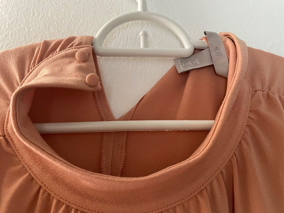 Blouse (Category: Blouses) located in Ipoh. Submitted by aryna_ (Listing ID 1459978262, Image 3). Description: Orange color .