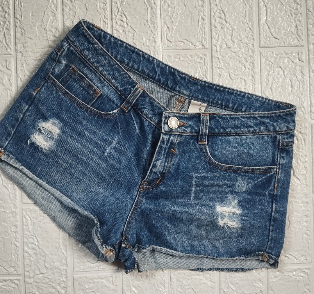 Blue Distressed Denim Shorts Size 28 (Category: Shorts) located in Dagupan City. Submitted by nahamul_1508 (Listing ID 1459999118, Image 1). Description: - Blue denim shorts - Distressed details with frayed hem - Button and zip closure - Two front pockets and two back pockets - Comfortable fit for casual wear - Ideal for summer outfits.