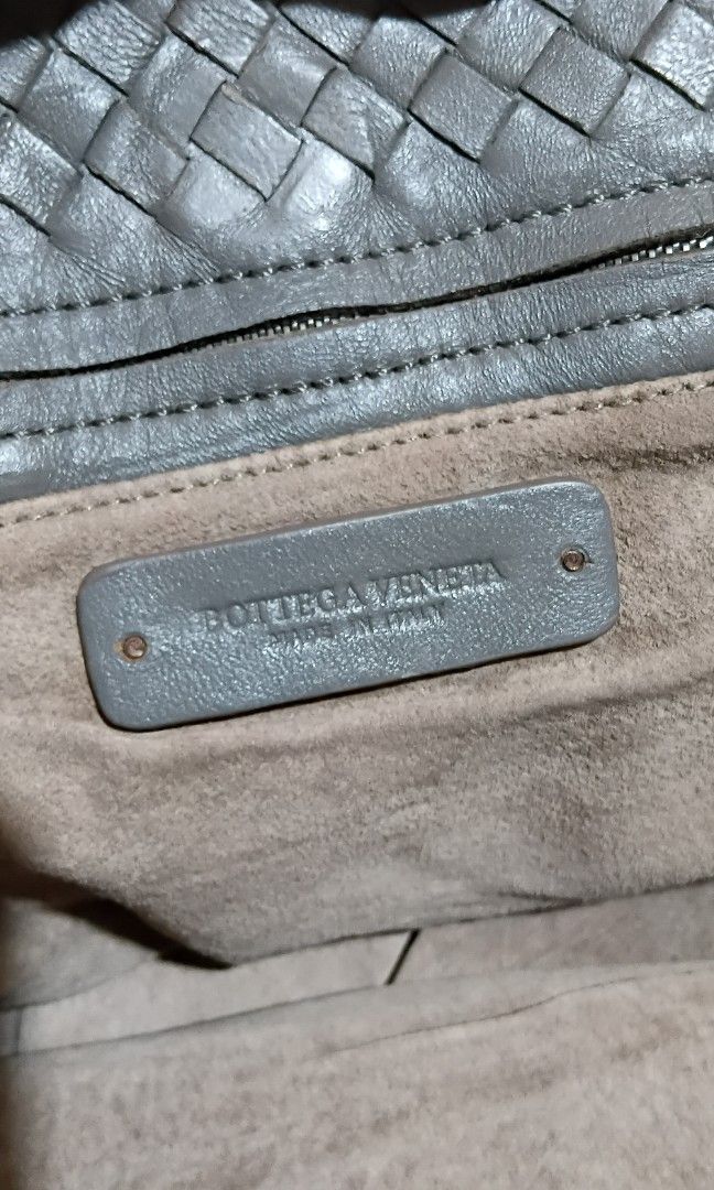 BOTTEGA VENETA (Category: Shoulder Bags) located in Legazpi City. Submitted by nashaiza (Listing ID 1460040229, Image 2). Description: BOTTEGA VENETA Color: Gray with white tag MOP: GCash Courier: J&T Express.