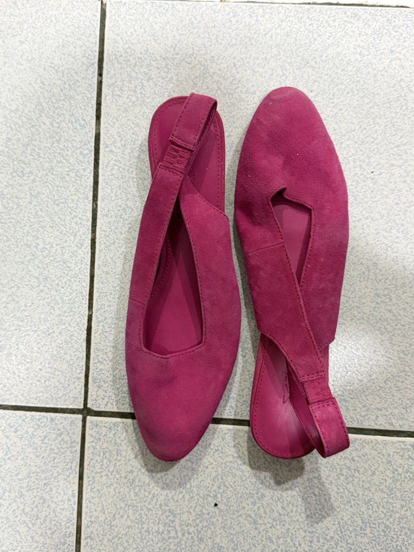 Branded shoes (Category: Heels) located in Cainta. Submitted by msolocampo47224 (Listing ID 1460025661, Image 1). Description: - H&M purple heels (Php500) - Size 36 - Square toe design - Delicate lace-up straps - Moderate heel height - Great for dressing up an outfit MNG Pink flats (Php500) - size 36 - comfy - great for weekends and office casual look .