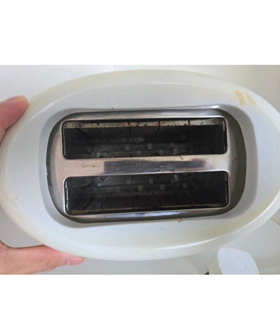 Bread toaster (Category: Other Kitchen Appliances) located in Singapore. Submitted by gy1999 (Listing ID 1459933765, Image 3). Description: no return, no refund, deal from my place at sembawang only.