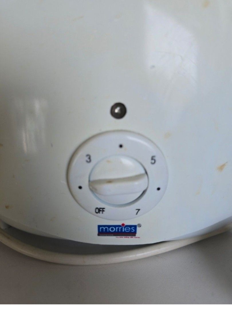 Bread toaster (Category: Other Kitchen Appliances) located in Singapore. Submitted by gy1999 (Listing ID 1459933765, Image 2). Description: no return, no refund, deal from my place at sembawang only.