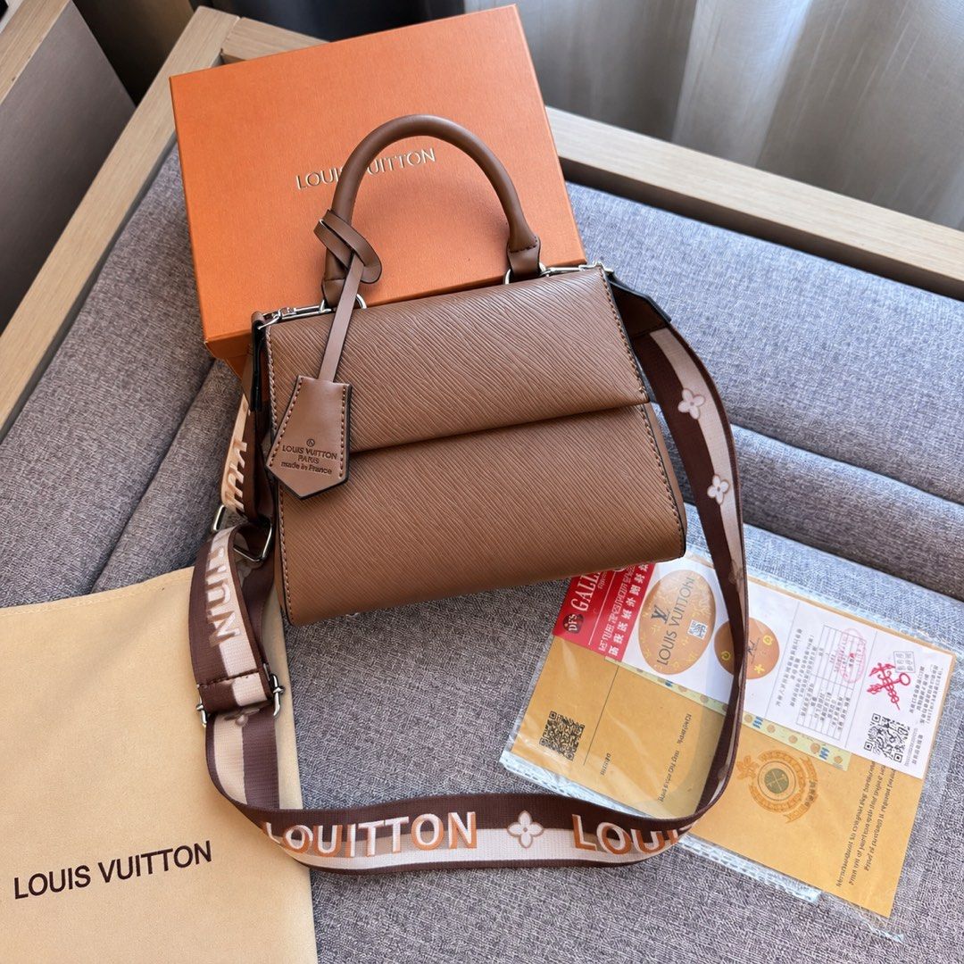 Brown bag for women (Category: Luxury Bags & Wallets) located in Manila. Submitted by kimcu1985 (Listing ID 1460036504, Image 1). Description: .