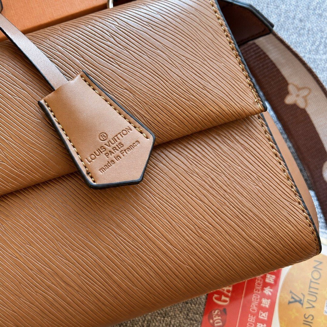 Brown bag for women (Category: Luxury Bags & Wallets) located in Manila. Submitted by kimcu1985 (Listing ID 1460036504, Image 2). Description: .