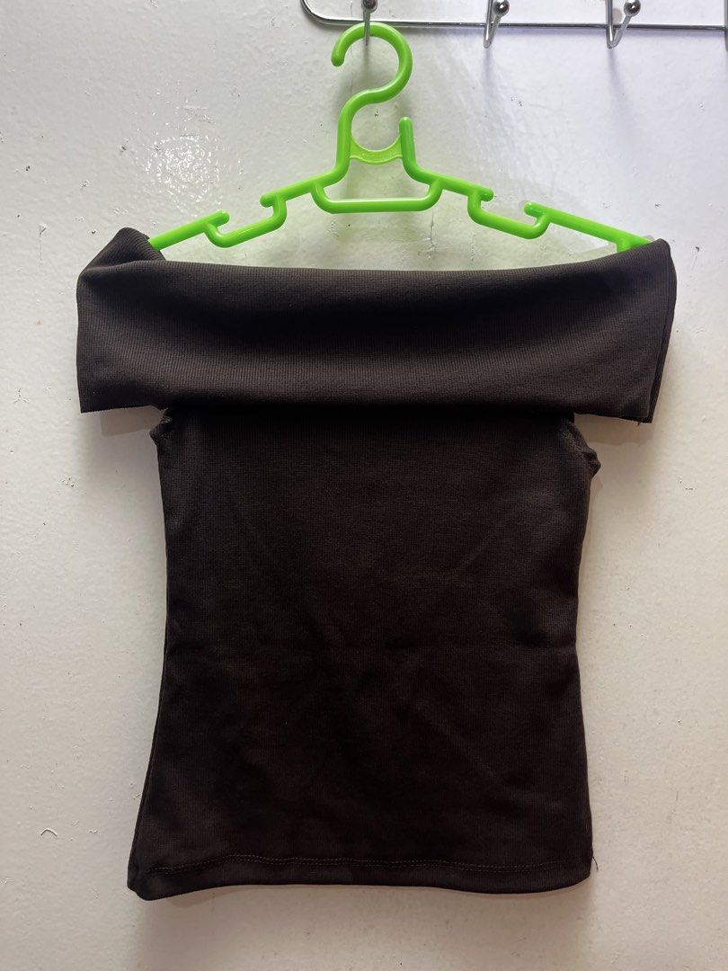 Brown Off-Shoulder Ribbed Top (Category: Blouses) located in Manila. Submitted by gemini_gurll (Listing ID 1459923658, Image 1). Description: - Chic brown ribbed top - Trendy off-shoulder design with a wide neckline - Sleeveless cut for a cool vibe - Stretchy material for a comfortable fit - Best fits size S or M - Versatile for casual outings or dressing up.