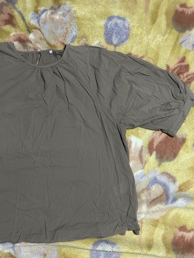 Brown Puff Sleeve Top (Category: Blouses) located in Bacoor. Submitted by ManekiNeko34 (Listing ID 1459979273, Image 2). Description: - Stylish brown top - Short puff sleeves - Round neckline with back zipper closure - Unique crinkled fabric texture - Estimated size M - Versatile for casual and semi-formal outfits.