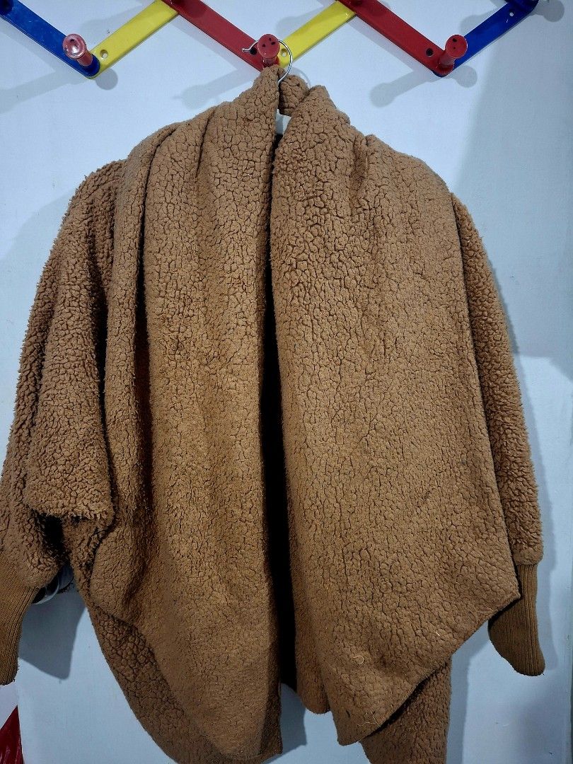 Brown Teddy Fleece Open Cardigan Jacket (Category: Others Tops) located in Manila. Submitted by fits.for.less (Listing ID 1460009444, Image 1). Description: 100 pesos >> no issue/butas >> may stains. Need wash >> mabigat at makapal tela >> XL to 3XL MOP: Gcash MOD: lalamove/grab, pick-up if malapit lang.