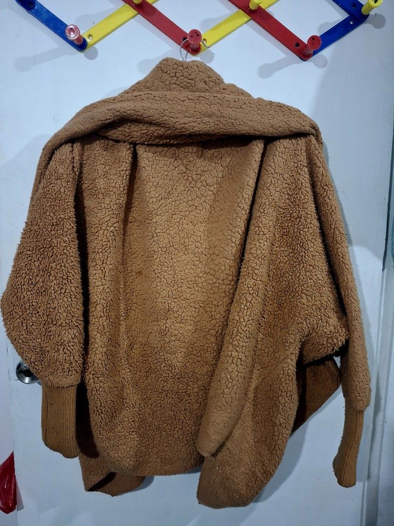 Brown Teddy Fleece Open Cardigan Jacket (Category: Others Tops) located in Manila. Submitted by fits.for.less (Listing ID 1460009444, Image 3). Description: 100 pesos >> no issue/butas >> may stains. Need wash >> mabigat at makapal tela >> XL to 3XL MOP: Gcash MOD: lalamove/grab, pick-up if malapit lang.