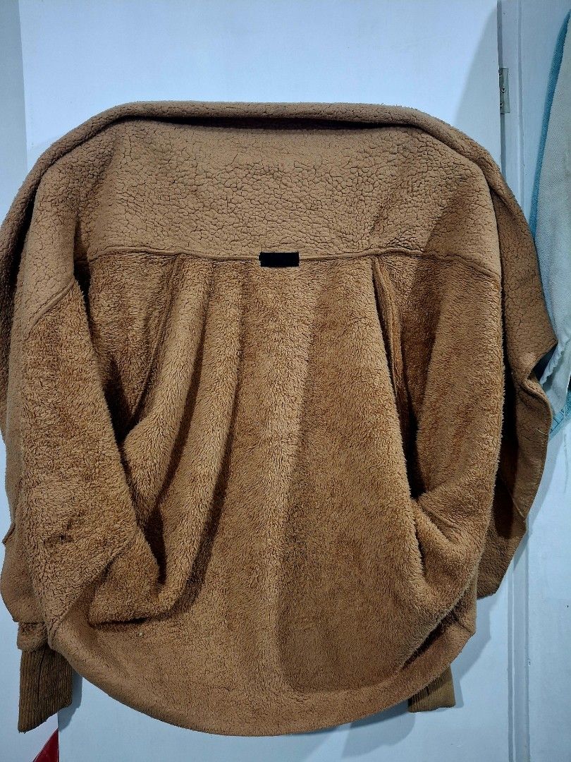 Brown Teddy Fleece Open Cardigan Jacket (Category: Others Tops) located in Manila. Submitted by fits.for.less (Listing ID 1460009444, Image 2). Description: 100 pesos >> no issue/butas >> may stains. Need wash >> mabigat at makapal tela >> XL to 3XL MOP: Gcash MOD: lalamove/grab, pick-up if malapit lang.