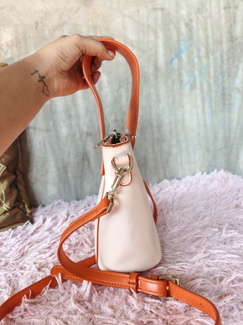 Bucket style sling (Category: Cross-body Bags) located in Manila. Submitted by ukay-ukaybylyn (Listing ID 1459985215, Image 3). Description: may kunti dumi lang sa loob kita naman sa picture. adjustable ang strap and kasya ang cp.