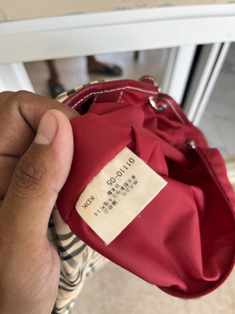 Burberry blue label leather handle (Category: Luxury Accessories) located in Giporlos. Submitted by deloria_jhayr (Listing ID 1460088483, Image 3). Description: excellent .