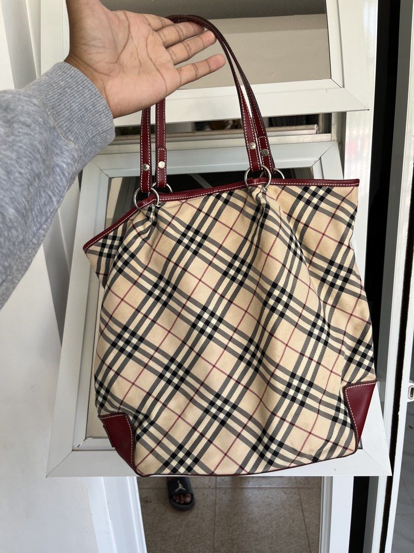 Burberry blue label leather handle (Category: Luxury Accessories) located in Giporlos. Submitted by deloria_jhayr (Listing ID 1460088483, Image 1). Description: excellent .