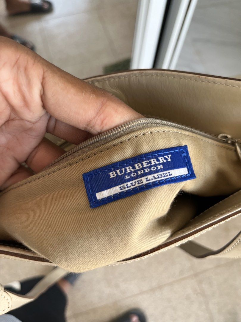 burberry sling bag (Category: Luxury Accessories) located in Giporlos. Submitted by deloria_jhayr (Listing ID 1460088585, Image 2). Description: asnew.