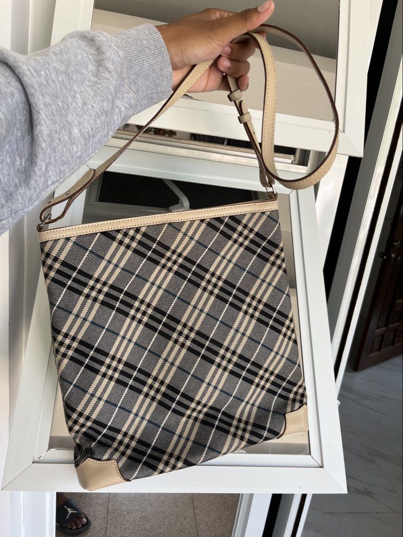 burberry sling bag (Category: Luxury Accessories) located in Giporlos. Submitted by deloria_jhayr (Listing ID 1460088585, Image 1). Description: asnew.