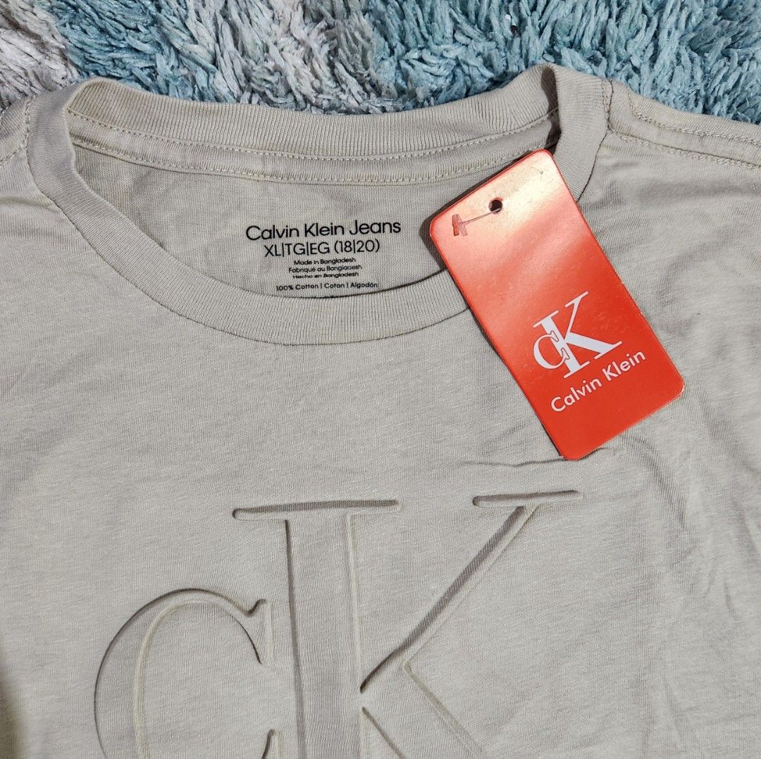 CALVIN KLEIN shirts unisex (Category: Tshirts & Polo Shirts ) located in Baliuag. Submitted by fastforest.d91f92 (Listing ID 1460043633, Image 2). Description: CALVIN KLEIN shirts unisex Original factory pullout kaya kapareho nya ang mga nasa mall 😉 Pwede sa teens, women or men basta kasya sa measurement ng bust size posted. Price is negotiable, pwedeng tumawad lalo na kung kukuha ng marami 😉❤️ Payment via gcash or bpi deposit, payment first be