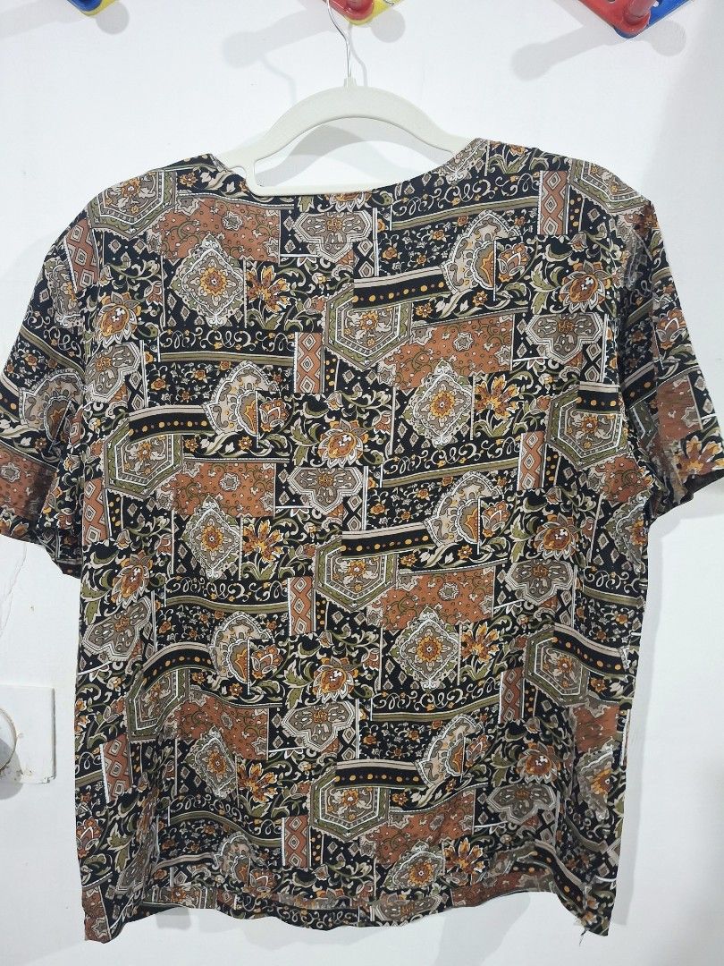 ​CALYPSO Boho Vintage Pattern Short Sleeve Blouse (Category: Blouses) located in Manila. Submitted by fits.for.less (Listing ID 1460020939, Image 2). Description: 50 pesos LP: 35 >> no issues, stains >> S to M >> Manipis tela, parang scarf MOP: Gcash MOD: lalamove/grab, pick-up if malapit lang.