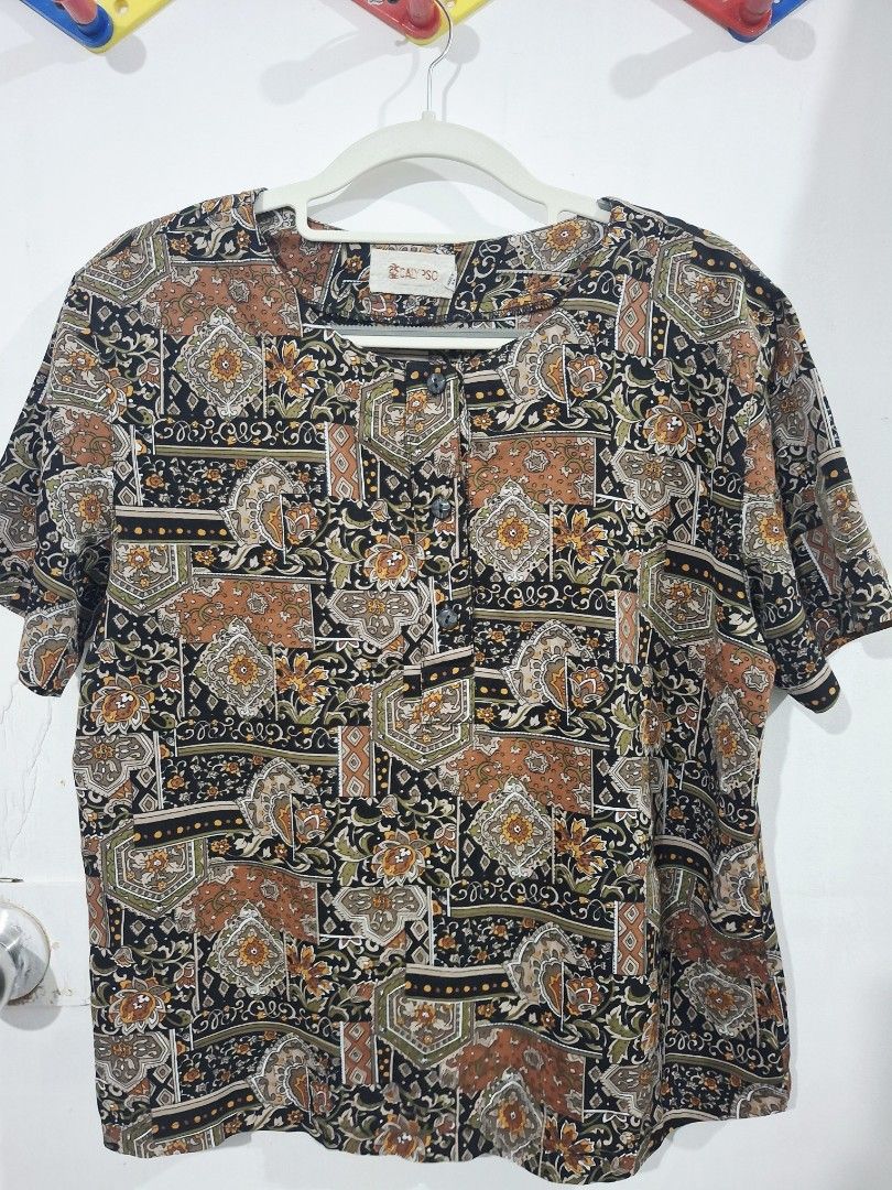 ​CALYPSO Boho Vintage Pattern Short Sleeve Blouse (Category: Blouses) located in Manila. Submitted by fits.for.less (Listing ID 1460020939, Image 1). Description: 50 pesos LP: 35 >> no issues, stains >> S to M >> Manipis tela, parang scarf MOP: Gcash MOD: lalamove/grab, pick-up if malapit lang.