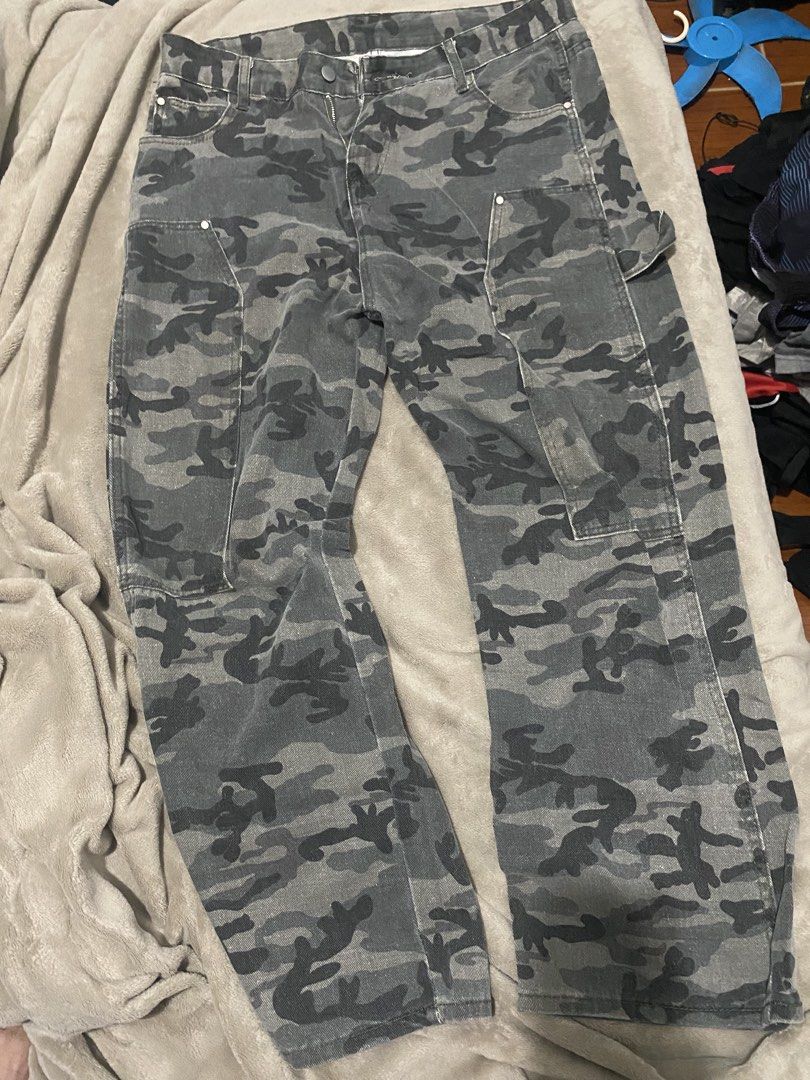 Camo Carpenter Pants (Category: Jeans) located in Pasig City. Submitted by yooxx (Listing ID 1459987862, Image 1). Description: WAIST - 38 LENGTH - 42.