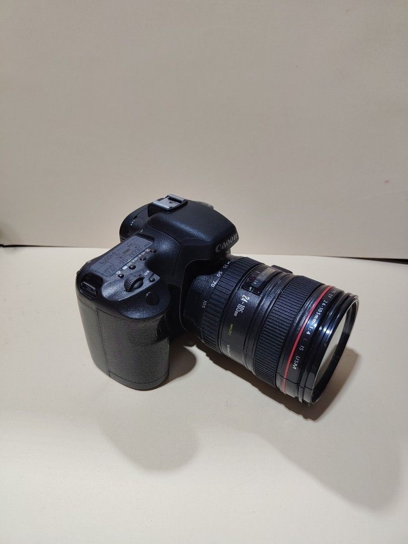 Canon DSLR SPEAKER (Category: Cameras) located in Caloocan City. Submitted by kenzoragsians (Listing ID 1459980082, Image 1). Description: Canon Multimedia Speaker – ₱1300 negotiable Fully working and in good condition. Great for collection, music, or everyday use. Features: - USB input - SD card input - Wired/AUX input - Good for music playback - Suitable for home, desk, or display setup - Fully tested and working No Return, No Refund Location: 