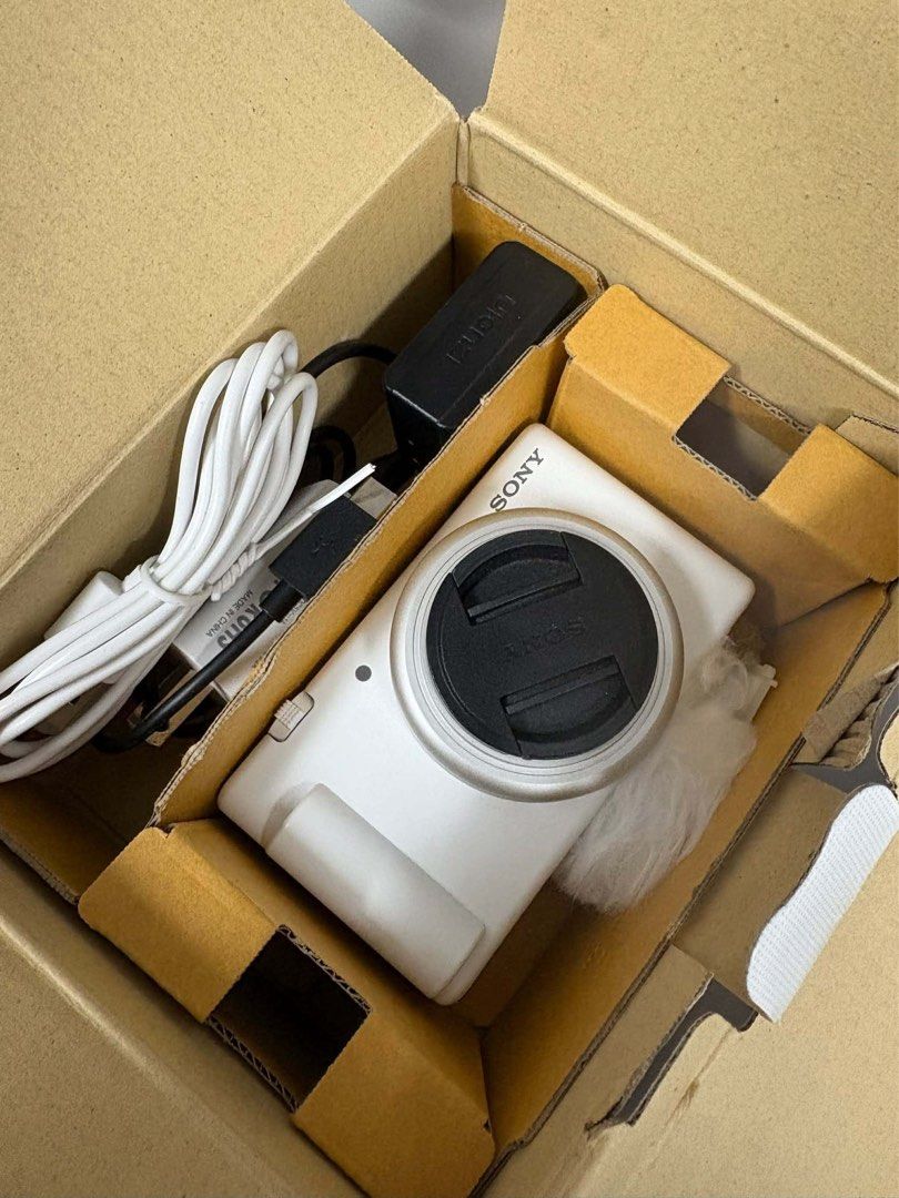 Canon zv1f (Category: Cameras) located in Manila. Submitted by javerzosa (Listing ID 1460096218, Image 1). Description: Price still nego Lady owned Only used twice Free ulanzi flash.