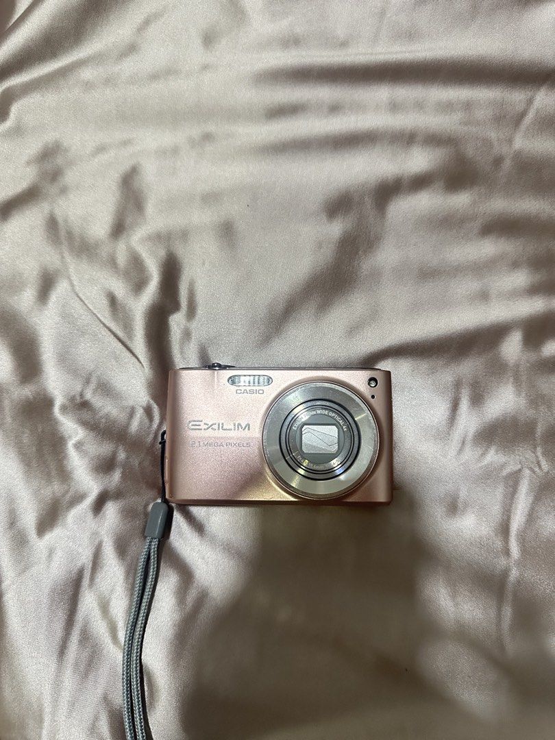 Casio Exilim EX-Z400 (Category: Cameras) located in Las Pinas. Submitted by shop.kao (Listing ID 1459951379, Image 1). Description: • Brand/Model: Casio Exilim EX-Z400 • Resolution: 12.1 megapixels • Color: Rose gold • Bought in Japan 📦 Inclusions: • 4GB SD card • Battery charger 📌 Condition: Camera turns on and screen is working. Has a slight LCD burn, but it does not affect the photos taken. RFS: decluttering 💌 Message me for more photos or 