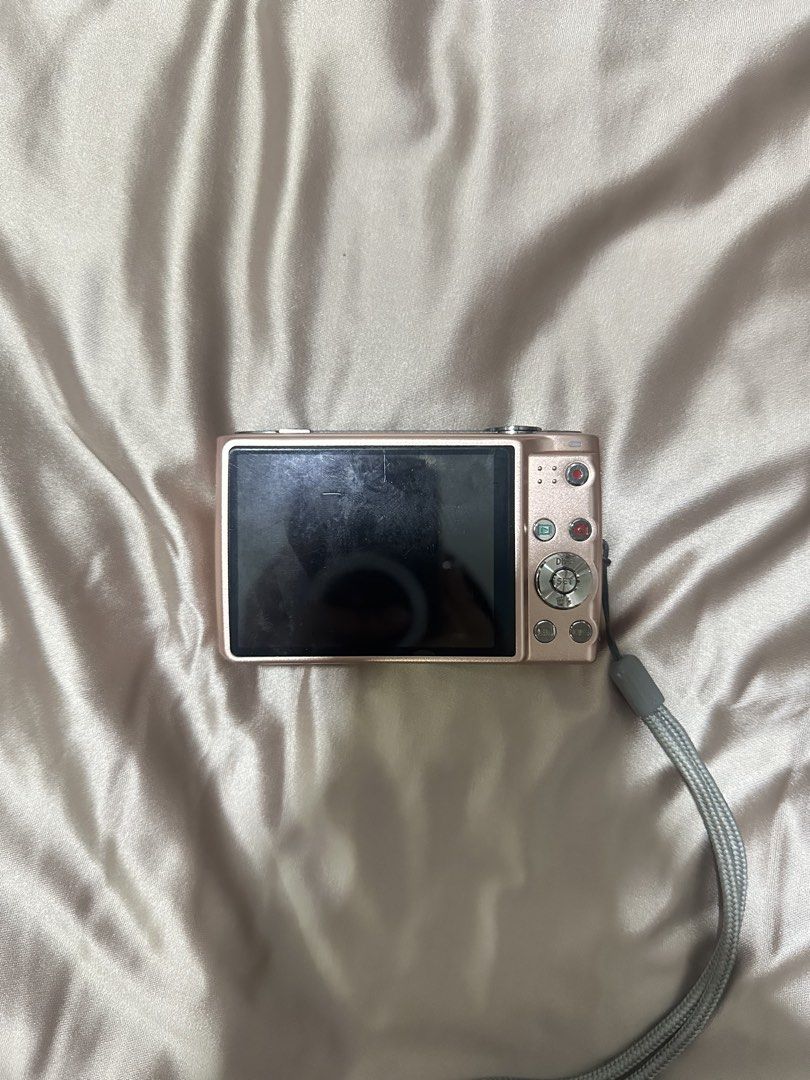 Casio Exilim EX-Z400 (Category: Cameras) located in Las Pinas. Submitted by shop.kao (Listing ID 1459951379, Image 2). Description: • Brand/Model: Casio Exilim EX-Z400 • Resolution: 12.1 megapixels • Color: Rose gold • Bought in Japan 📦 Inclusions: • 4GB SD card • Battery charger 📌 Condition: Camera turns on and screen is working. Has a slight LCD burn, but it does not affect the photos taken. RFS: decluttering 💌 Message me for more photos or 