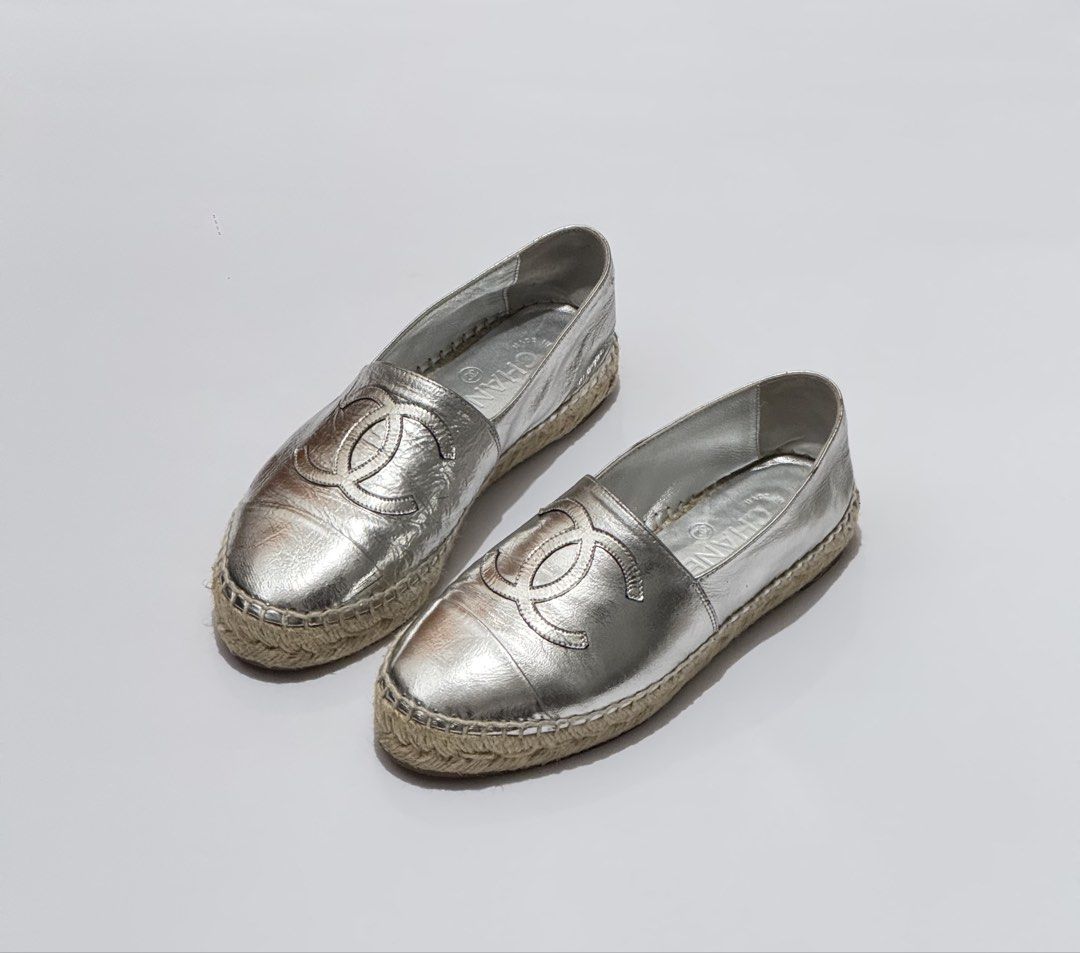 Chanel espadrilles (Category: Flats & Sandals) located in Quezon City. Submitted by byuklph (Listing ID 1460076784, Image 2). Description: Authentic 💯 Size 35✨🦋 excellent condition no inclusion metallic silver leather espadrille flats featuring the iconic interlocking CC.