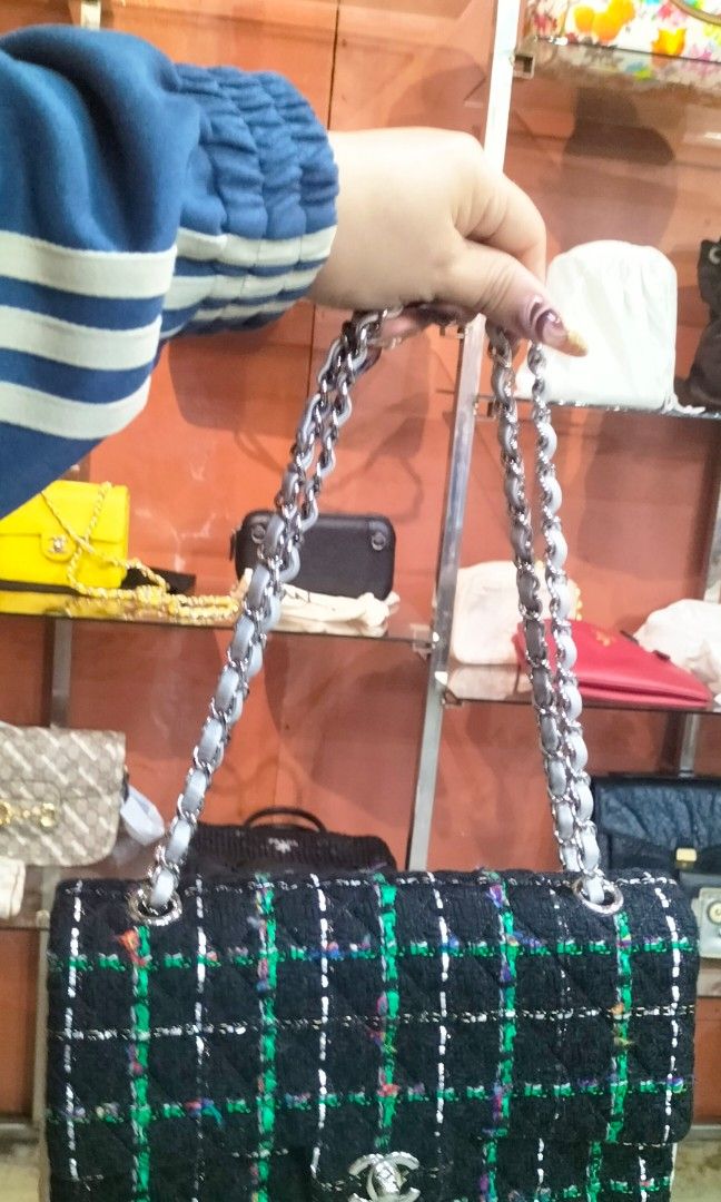 CHANEL TWEED (Category: Luxury Bags & Wallets) located in Baguio. Submitted by gracialowxury_bags (Listing ID 1460009628, Image 1). Description: GUARANTEED AUTHENTIC 💯 SILVER QUILTED LEATHER...GOOD CONDITION 👌 MONEY BACK IF PROVEN FAKE! 👜🧿🪬.