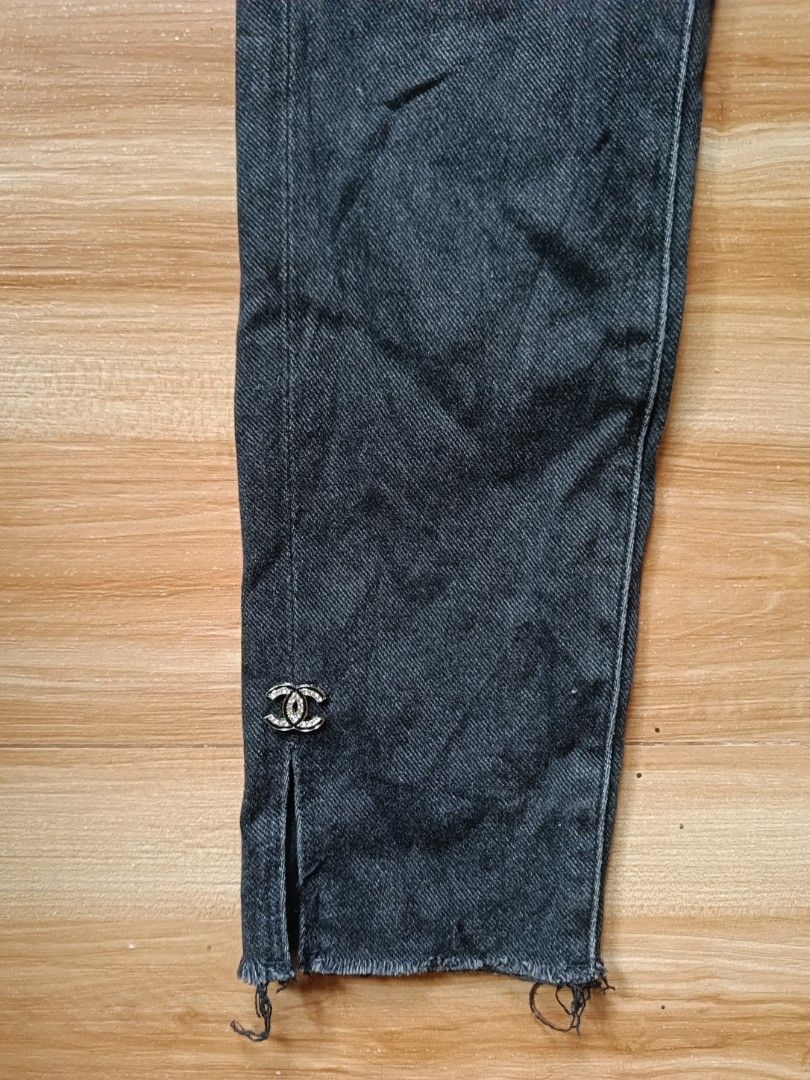 channel skinny pants (Category: Luxury Apparel) located in Manila. Submitted by jheizkiehi39708 (Listing ID 1459924707, Image 2). Description: like new no.issue size 36 28 to 30 length 35" hem 4.5".