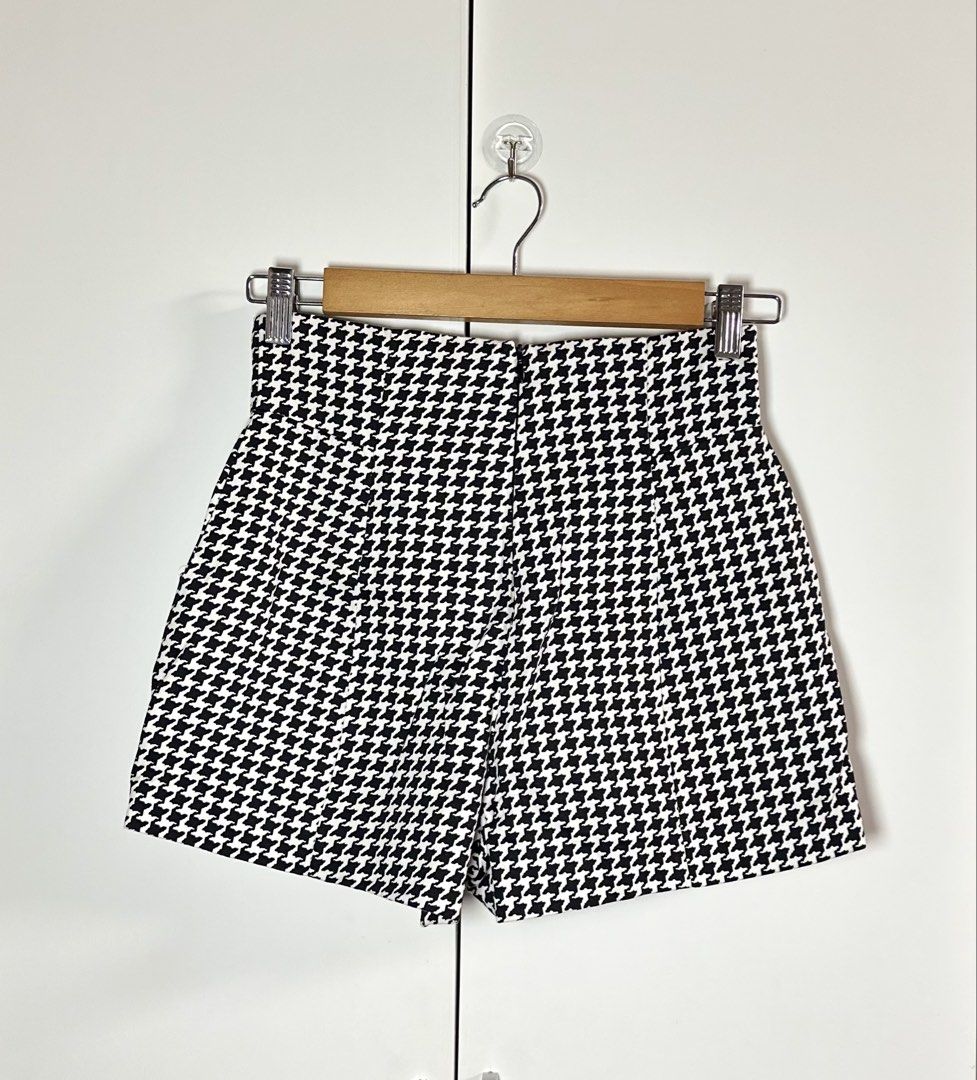 Checked Shorts (Category: Shorts) located in Porac. Submitted by poimd_ (Listing ID 1459953093, Image 2). Description: 24-25 inches waist 13.5 inches length.