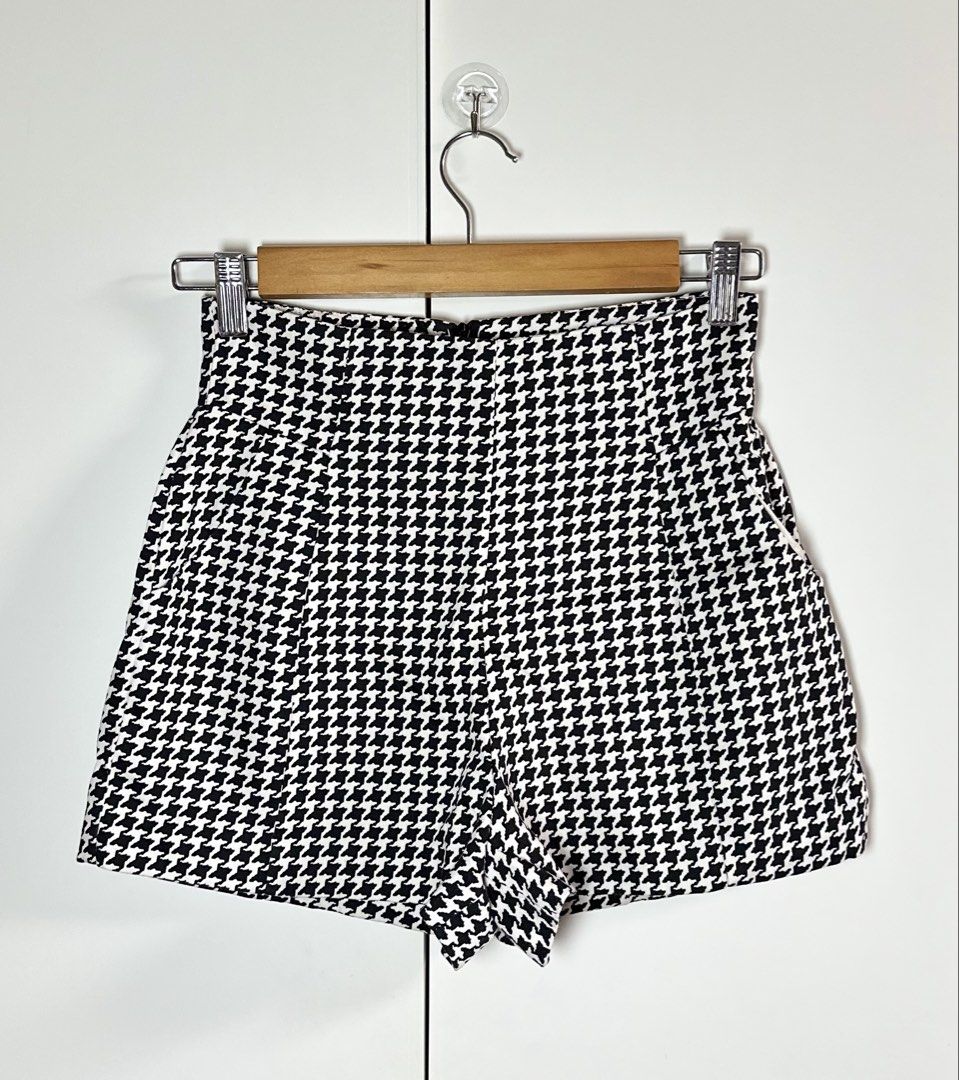 Checked Shorts (Category: Shorts) located in Porac. Submitted by poimd_ (Listing ID 1459953093, Image 1). Description: 24-25 inches waist 13.5 inches length.
