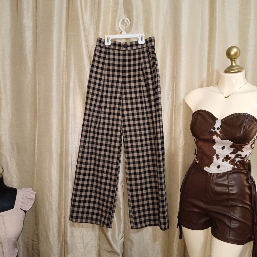 Checkered Wide Leg Pants (Category: Other Bottoms) located in Paranaque City. Submitted by happyheartclosetslove (Listing ID 1459929912, Image 1). Description: waist: 24 length: 36in Quality fab.. makapal tela - Trendy checkered wide-leg pants - Flattering high-waisted design 📍 parañaque 📍can do lala or jnt.