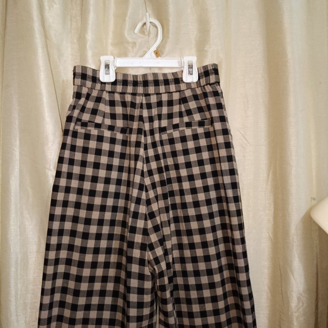 Checkered Wide Leg Pants (Category: Other Bottoms) located in Paranaque City. Submitted by happyheartclosetslove (Listing ID 1459929912, Image 3). Description: waist: 24 length: 36in Quality fab.. makapal tela - Trendy checkered wide-leg pants - Flattering high-waisted design 📍 parañaque 📍can do lala or jnt.