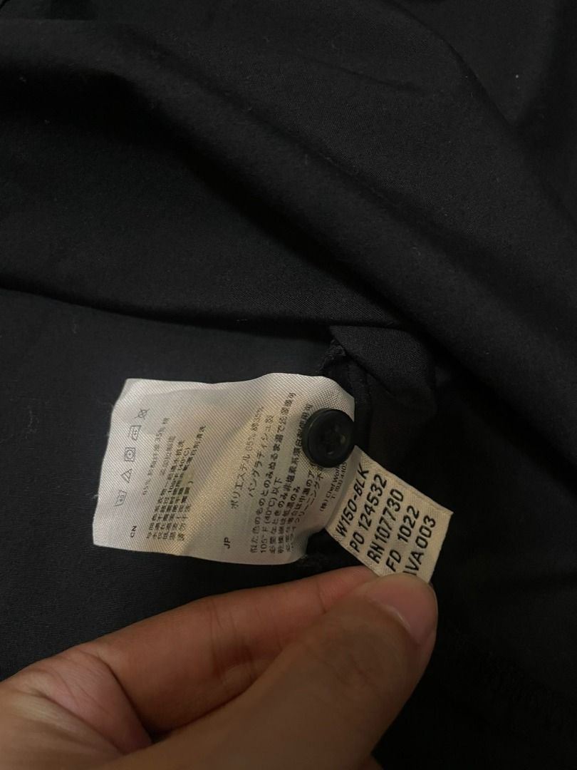 CHEF WORKS Men's Basic Server Shirt — Long Sleeve (Black) (Category: Formal Shirts) located in Antipolo. Submitted by Benjgeronimo (Listing ID 1460053228, Image 3). Description: CHEF WORKS Men's Basic Server Shirt — Long Sleeve (Black) Price: ₱500 Item is from US, not thrifted. Details: - Chef Works - W150-BLK - Black - Large - Collared shirt - Long sleeves Color rate: 9/10 Dimensions: 27x21.5 Condition: - Needs wash - Color may look slightly dif