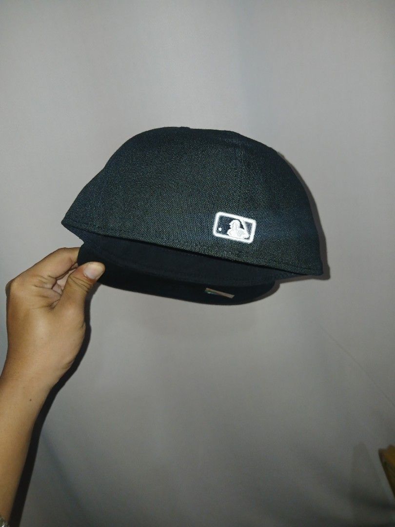Chicago White Sox ( on field ) 7 1/2 (Category: Caps & Hats) located in Manila. Submitted by binfahad0256039 (Listing ID 1460077890, Image 3). Description: on hand brand new / authentic 100% 59fifty new era size : 7 1/2. no cod❌️ payment 1st✅️ bacoor location📍.