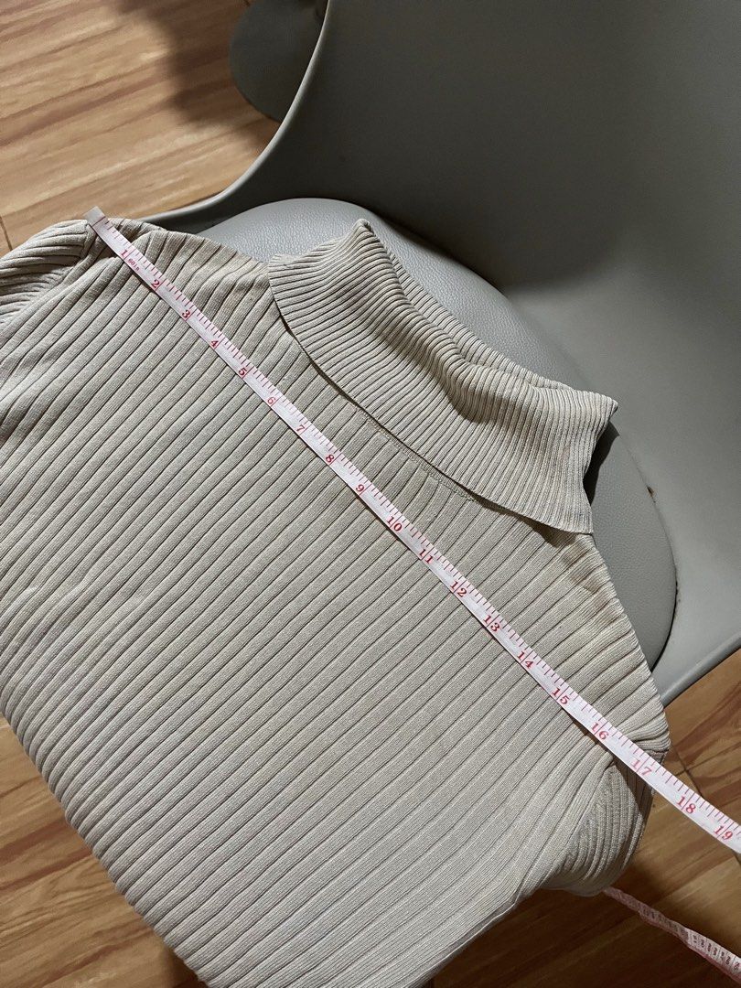 Chico's Ribbed Turtleneck Cropped Sweater Size 1 (Category: Longsleeves) located in Subic. Submitted by httpsuflea (Listing ID 1460101567, Image 3). Description: - rfs: declutterring.