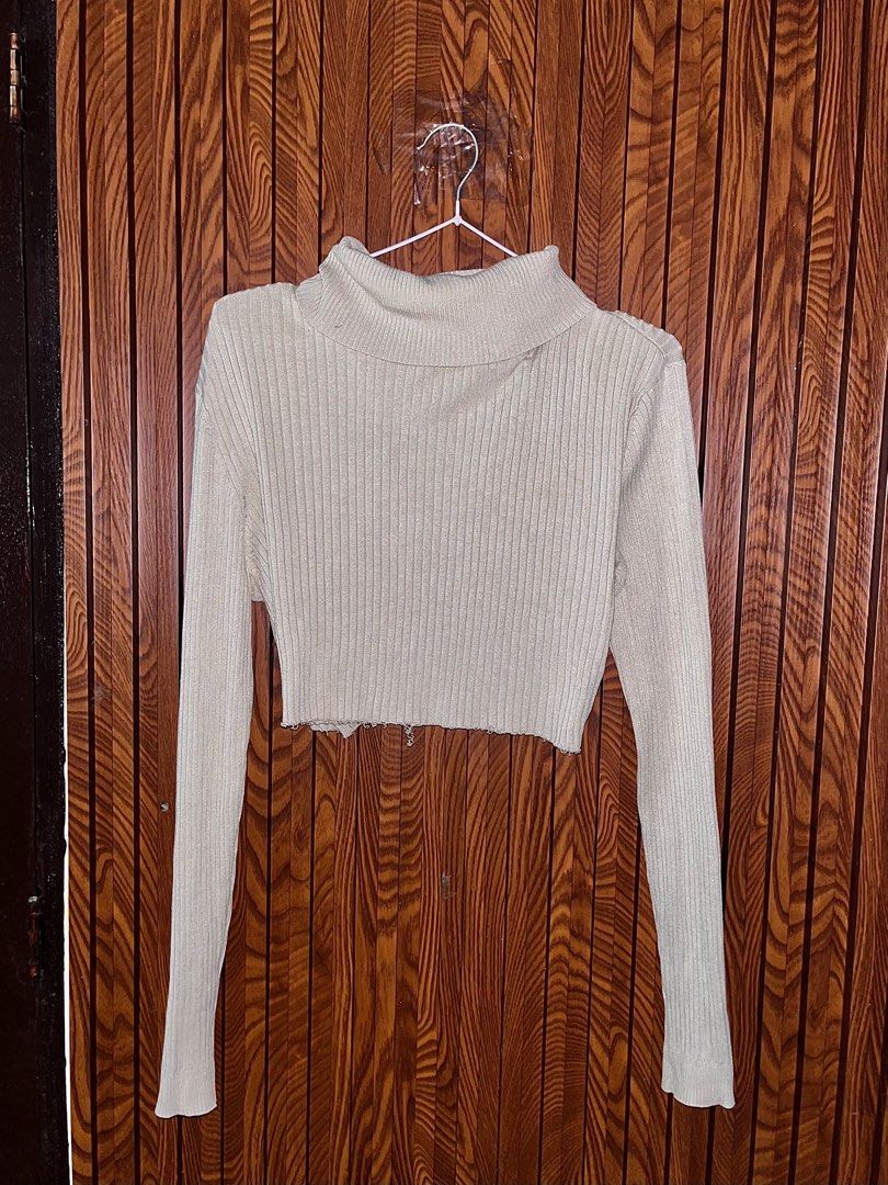 Chico's Ribbed Turtleneck Cropped Sweater Size 1 (Category: Longsleeves) located in Subic. Submitted by httpsuflea (Listing ID 1460101567, Image 1). Description: - rfs: declutterring.
