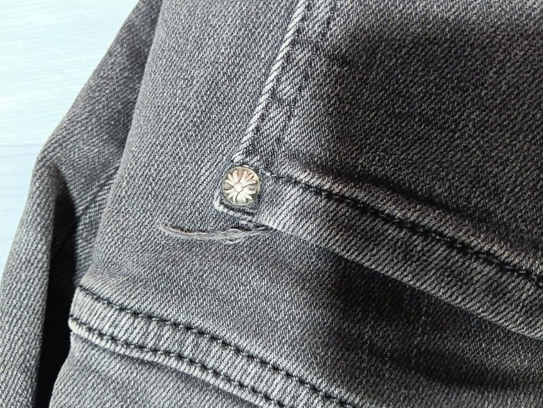 Chrome hearts vibes pants (Category: Jeans) located in Davao. Submitted by apconcept22 (Listing ID 1459946227, Image 1). Description: waist 32.