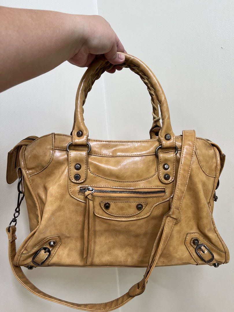 City Bag (Category: Luxury Bags & Wallets) located in Cagayan de Oro. Submitted by kc_missy (Listing ID 1459981186, Image 1). Description: .