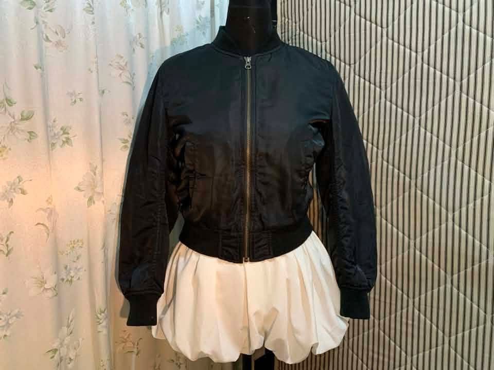 Classic Black UNIQLO MA-1 Bomber Jacket (Category: Coats, Jackets and Outerwear) located in Baguio. Submitted by mir_yam.elias (Listing ID 1459997901, Image 1). Description: UNI QLO MA-1 Bomber Jacket ‎classic black featuring a full-zip front and ribbed trim ‎Made in Indonesia ‎Fits XS-S on mens; XS-SemiM womens ‎S on tag ‎Good as new, tag nalang kulang ‎W 39 cm ‎Neck to bottom L 52.5 cm ‎Shoulder W 37.5 cm.
