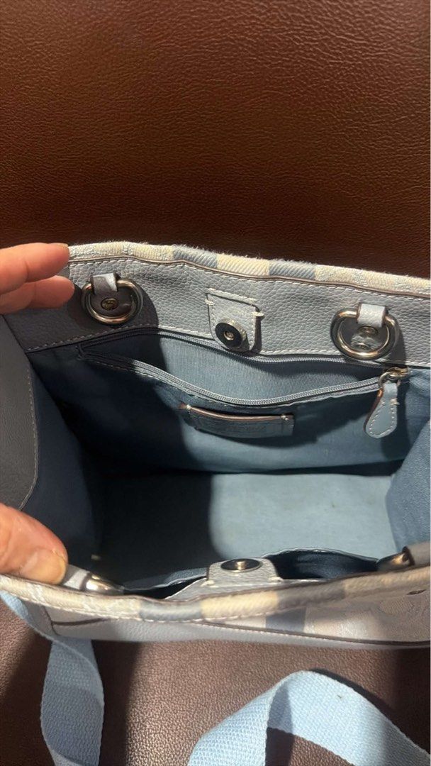 Coach (Category: Luxury Bags & Wallets) located in Caloocan City. Submitted by princessthriftbags (Listing ID 1460062917, Image 3). Description: ‼️SALE‼️ Authentic COACH🩵 Magnetic zip Preloved bagong bago pa malinis PM LNG PO All pic posted na po Rfs declutter 📍MANILA.