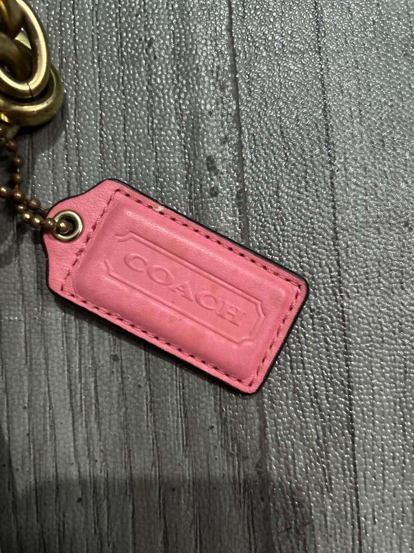 Coach (Category: Cross-body Bags) located in Manila. Submitted by del96 (Listing ID 1460102723, Image 3). Description: Sign of usage lng po patingin nalang sa photos.