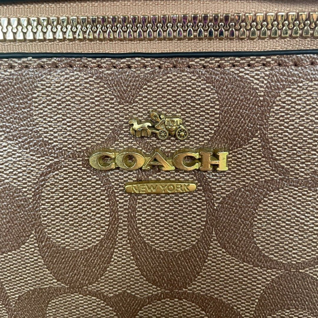 COACH 2-way Crossbody Bag (Category: Cross-body Bags) located in Dasmarinas. Submitted by styledlyf.ss (Listing ID 1459994547, Image 2). Description: COACH 2-way Crossbody Bag Length: 17 Width: 21 Fits to: Medium (Womens) - Excellent Condition - Minimal signs of usage - color rate: 9/10 - Issue/s: ballpen stain (Not seen ww) - Color may vary due to lighting 🏷️ : ₱679 + Shipping Fee.