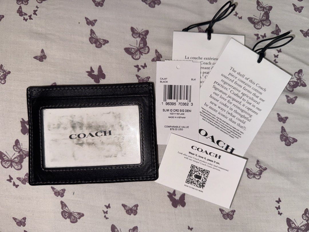 Authentic Coach Card Holder Wallet (Category: Wallets & Card holders) located in Manila. Submitted by declutzxd (Listing ID 1459993716, Image 2). Description: bought last year only. issue: nagkaroon lang ng black yung plastic sa loob pero aside from that bago pa yung wallet..