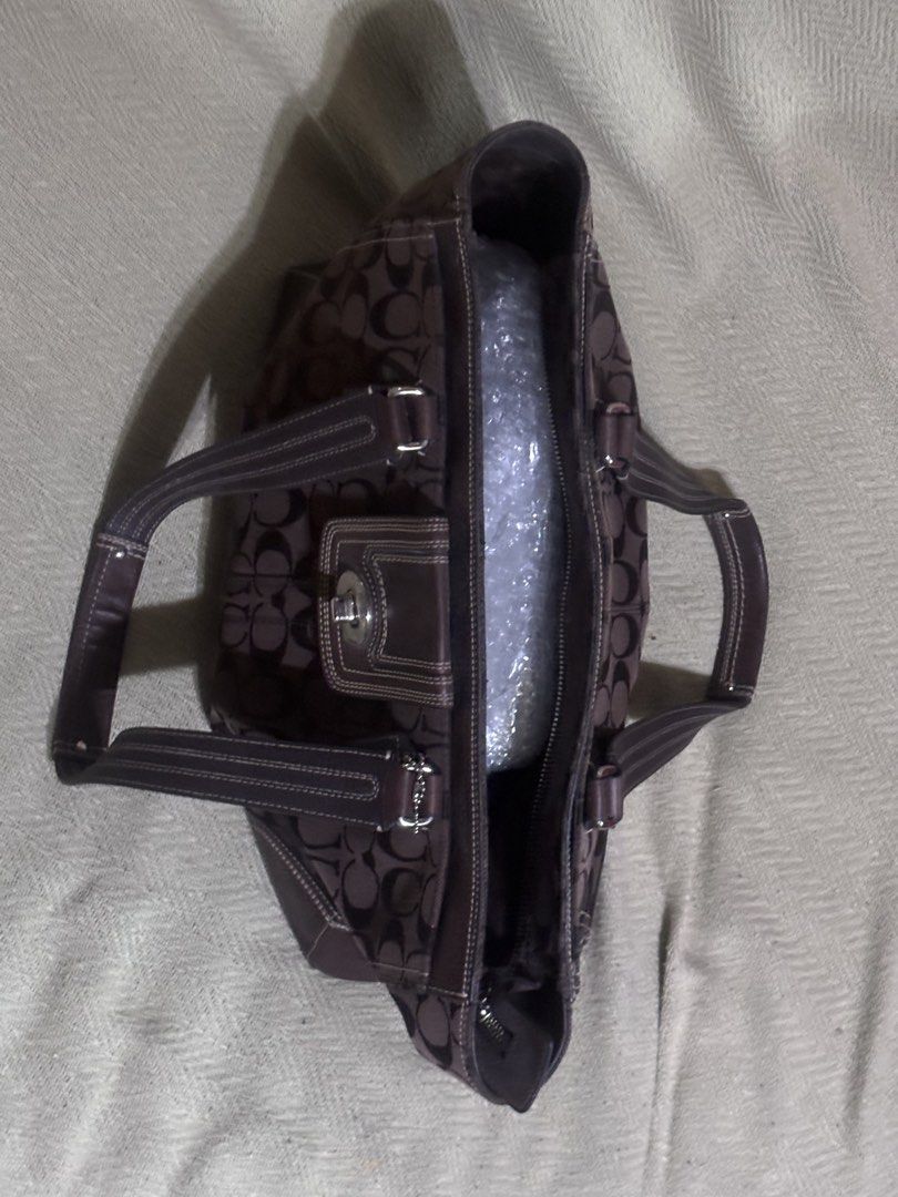 Coach Hampton Signature Canvas Shoulder Bag (Category: Shoulder Bags) located in Manila. Submitted by jdclutterz (Listing ID 1459998105, Image 3). Description: vintage coach y2k bag like new condition negotiable price, J&T mode of shipping .