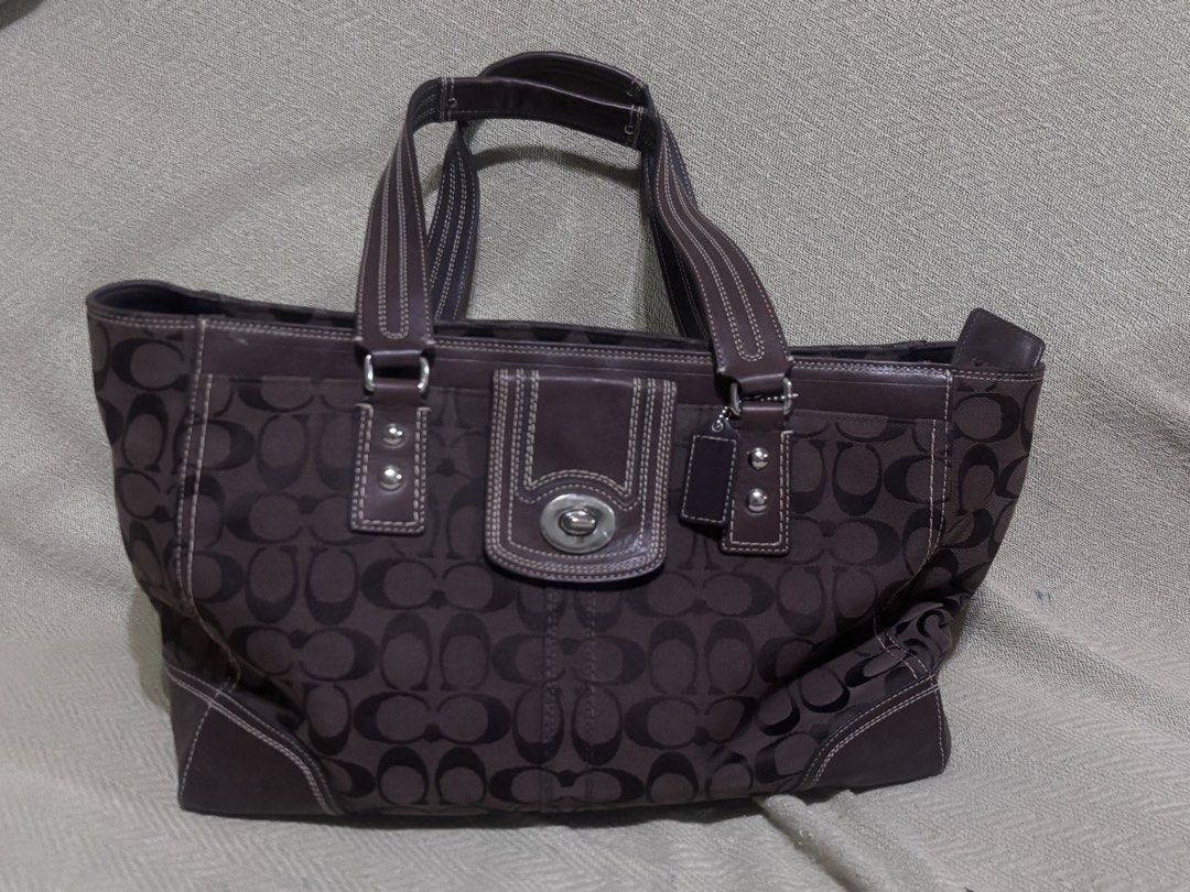 Coach Hampton Signature Canvas Shoulder Bag (Category: Shoulder Bags) located in Manila. Submitted by jdclutterz (Listing ID 1459998105, Image 1). Description: vintage coach y2k bag like new condition negotiable price, J&T mode of shipping .