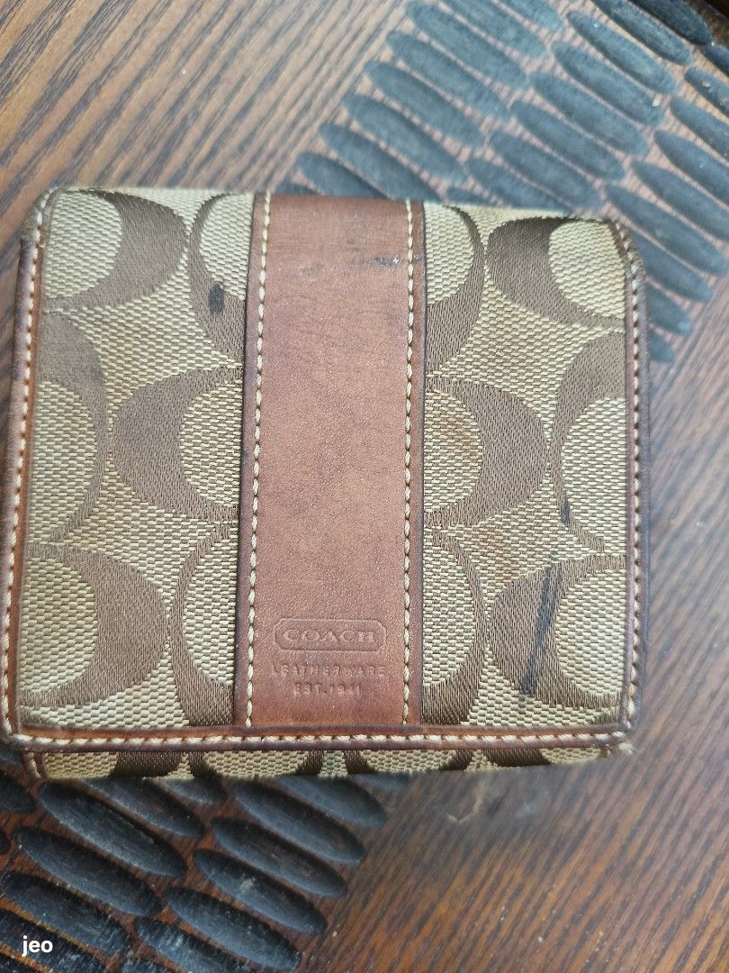 Coach Monogram Canvas & Leather Bifold Wallet (Category: Luxury Bags & Wallets) located in Pavia. Submitted by deusk (Listing ID 1460050158, Image 3). Description: - Coach bifold wallet - Classic monogram canvas with brown leather trim - Snap closure - Interior card slots and coin pocket - Signs of wear on leather and canvas •needs cleaning & conditioning - Still functional and stylish.