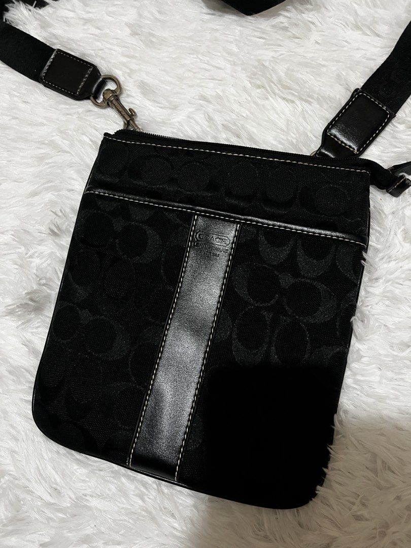 Coach Off (Category: Luxury Bags & Wallets) located in Paranaque City. Submitted by kuuuurt (Listing ID 1459927612, Image 2). Description: Excellent Condition Color rate 9/10 Issue details on picture 🏷️300 + SHIPPING FEE 📦 SHIPPING NATIONWIDE via J&T 📍 Parañaque 1700.
