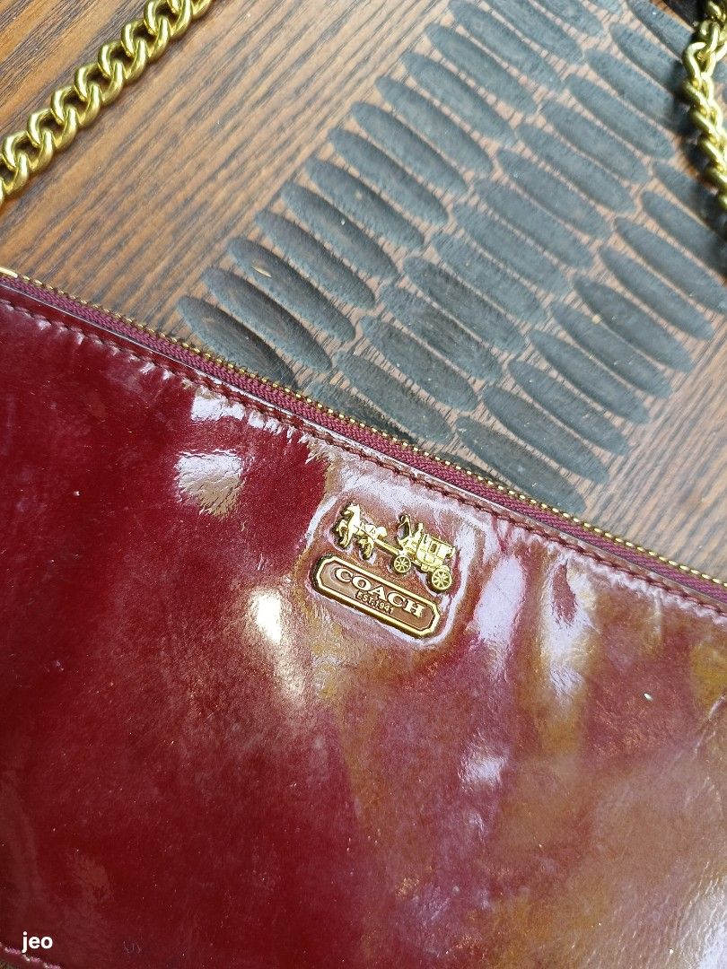 Coach Patent Leather chain wristlet (Category: Purses & Pouches) located in Pavia. Submitted by deusk (Listing ID 1460048136, Image 2). Description: - Shiny burgundy patent leather Coach wristlet - Gold chain strap and small wristlet strap included - Interior features card slots for essentials - Smooth and reliable zipper closure - A classic and versatile Coach accessory.